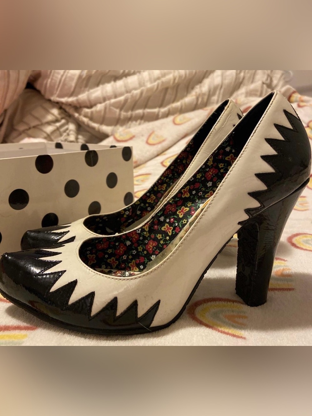 Vintage Betsey Johnson Black and White Scalloped Floral-Lined Pumps